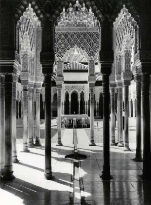 Blick zum Löwenhof in der Alhambra in Granada