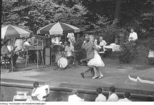 Dresden, Großer Garten?. Tanzvergnügen auf Bühne im Biergarten, 1964