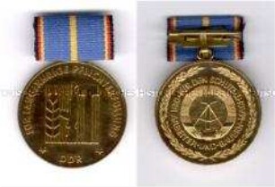 Medaille für langjährige Pflichterfüllung zur Stärkung der Landesverteidigung der Deutschen Demokratischen Republik, Stufe Gold (für 30 Jahre)