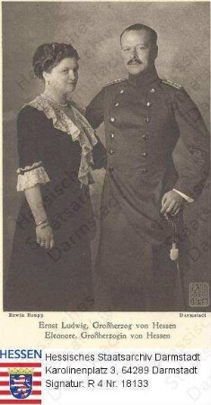 Ernst Ludwig Großherzog v. Hessen und bei Rhein (1868-1937) / Porträt in Uniformmantel mit Ehefrau Großherzogin Eleonore geb. Prinzessin zu Solms-Hohensolms-Lich (1872-1937), stehend, Kniestücke