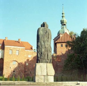 Frombork. Kopernikusdenkmal (datiert 1972, Welter; Errichtung 1973). Ansicht mit Dom (1329/1388), Westseite des Giebels und Turmspitze