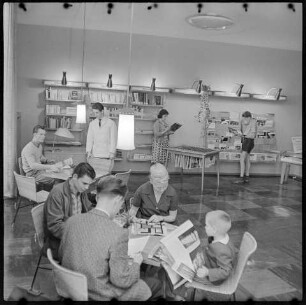 Leseraum in einem Ostberliner Jugenclub, Mitte 1960er Jahre. SW-Foto © Kurt Schwarz.