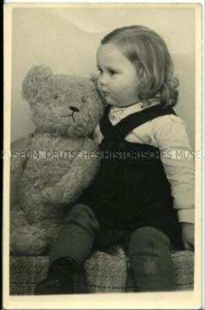 Kleines Mädchen mit Teddybär
