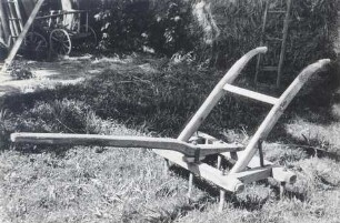 Zugbaum aus Kreckwitz : Land- und Viehwirtschaft - Bodenbearbeitung und -pflege. Ort: Krakecy / Kreckwitz. Zugbaum zum Lockern des Ackerbodens im Frühjahr