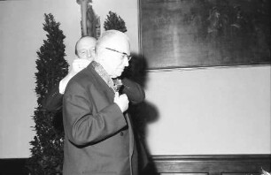 Freiburg: Kaufhaussaal; Großes Bundesverdienstkreuz für Colmars Oberbürgermeister Joseph Rey; Ministerpräsident Dr. Hans Filbinger überreicht Großes Bundesverdienstkreuz und beglückwünscht Oberbürgermeister Joseph Rey