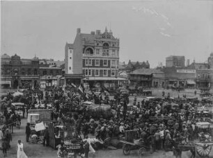Marktplatz in Johannesburg : Blick auf den Marktplatz in Johannesburgmit zahlreichen Besuchern des Marktes