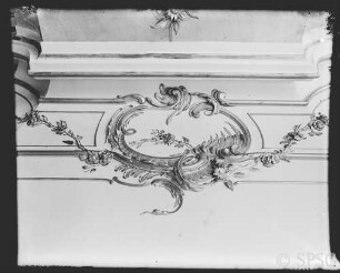Potsdam, Neues Palais, Tressenzimmer, R.: 163, Deckendetail über dem Spiegel der Südwand.