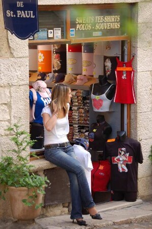 Verkäuferin in einem Modegeschäft in der Kleinstadt St-Paul, bei Nizza