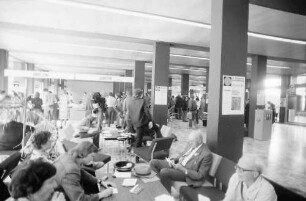 Freiburg: Informationsstand und Garderobe der Stadt