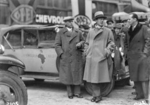 Vor der Opel Filiale Eduard Winter in Berlin : Drei Männer vor einem Fahrzeug der Expedition vor der Opel Filiale Eduard Winter in Berlin. Der linke der drei Männer ist möglicherweise Hans Schomburgk, in der Mitte Paul Lieberenz.