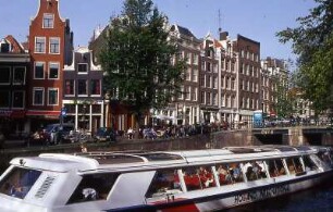 Amsterdam - Grachtenboot : Grachtenboot. Aufgenommen in Amsterdam 2001