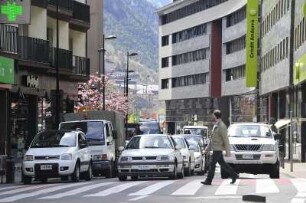 Andorra la Vella - Autoverkehr : Dreispuriger Autoverkehr in einer Innenstadtstraße. Aufgenommen im Geschäftszentrum der Hauptstadt Andorra la Vella am 17. April 2012