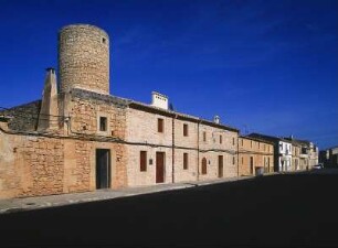 Spanien. Mallorca. Ses Salines. Turm und Häuserzeile im Abendlicht