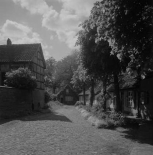 Stralsund. Straße mit Fachwerkhäusern oder Rostock. Kloster zum Heiligen Kreuz