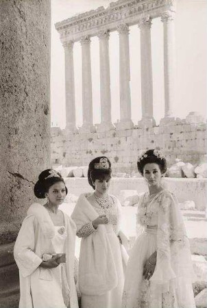 Die Vicomtesse Jacqueline de Ribes, Prinzessin Mona-es-Solh und eine weitere junge Frau in Baalbek
