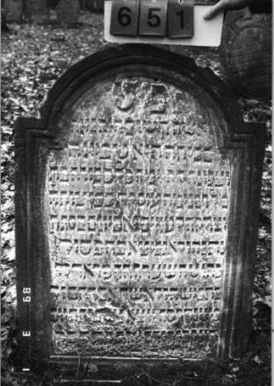 Grabstein 651 (Index: 99752457) Material: Sandstein Zustand: verwittert Maße HxBxT: 108x79x10 cm Beschreibung: Stele, eingezogener Rundbogenabschluß, Schriftfeld eingetieft Besonderheit: Zitat Psalm 45, 14: Grabstein 651