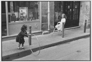 Paris. Spielende Mädchen mit Hula Hoop Reifen