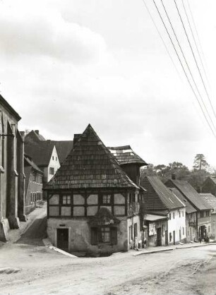 Graupen (Krupka). Hauptstraße, Patrizierhaus neben der Pfarrkirche