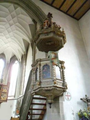 Rieden-Langhaus Innen-Triumphbogen im Süden - Kanzel mit vollplastischer Ornamentierung in Farbigkeit sowie Baldachin von Nordwesten in Übersicht