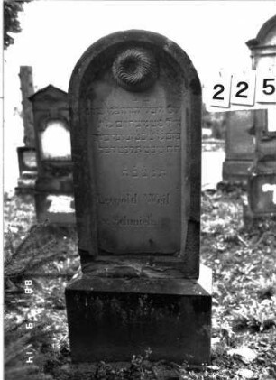 Grabstein 2255 (Index: 100097346) Maße HxBxT: 181x49x15 cm Symbolik: Trauerkranz: Grabstein 2255