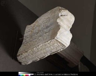 Gesimsstück mit mittelalterlicher Inschrift