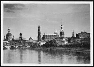 Silhouette der Altstadt : Dresden. Blick von der Marienbrücke über die Elbe gegen die Silhouette der Altstadt