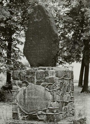 Denkmal für die Gefallenen des 1. Weltkriegs : Denkmal für die Gefallenen des 1. Weltkriegs. Granit (nach 1918). Schleife-Rohne, Mulkwitzer Weg