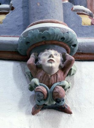 Männliche Figur mit Ranken