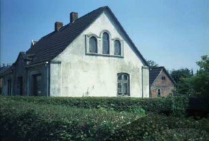 ehemaliges Zoll- und Wegehaus: Giebelseite mit Bogenfenstern: traufständige Straßenfront mit Mittelrisalit und Eingangstür