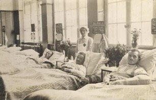 Erster Weltkrieg - Lazarett III Gewerbeschule Karlsruhe. Verwundete mit Schwester