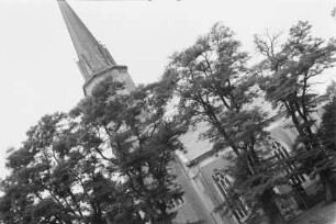 Kirche : Eine Kirche zwischen Bäumen
