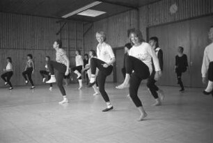 Aerobic-Kurs der Volkshochschule Karlsruhe in der Bergwaldschule