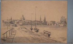 Stadtansicht von Dresden, Blick vom linken Elbufer auf die Altstadt nach Südwesten, mit Booten im Vordergrund
