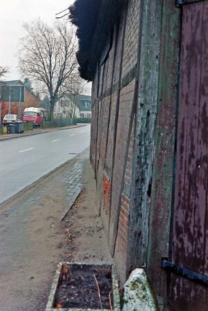 Havighorst: Dorfstraße 16: Hofanlage: traufständige Fachwerkscheune mit Reetdach und seitlicher Durchfahrt: Straßenfront