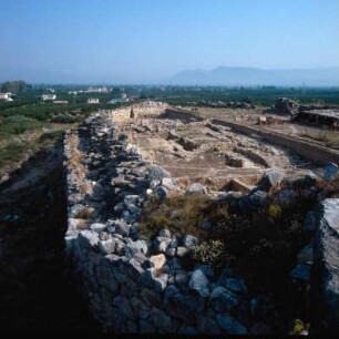 Tiryns. Unterburg. Blick vom Nordturm der Mittelburg, 1325 v. Chr., zur Unterburg, 13. Jh. v. Chr.
