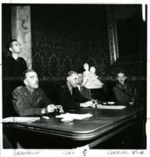 Bei einer Versammlung im Gebäude des Alliierten Kontrollrates, General Brian Robertson (GB), General Lucius D. Clay (USA) und General Jean Ganeval (F)