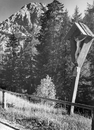Das Zugspitzgebiet in den Ostalpen. Im Vordergrund ein Kruzifix