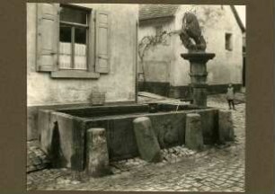 Hauptstr. Laufbrunnen mit Löwe u. Ortswappen