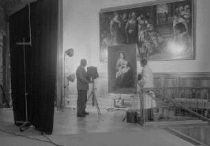 Fotografen in der Gemäldegalerie : Fotografen der Deutschen Fotothek (Rudolph Kramer und Assistent) während der Reproduktion des Gemäldes "Maria mit dem Kinde" von Bartolomé Esteban Murillo in der Gemäldegalerie Alte Meister (Staatliche Kunstsammlungen)