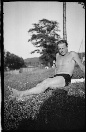 Porträt eines jungen Mannes in Badhose