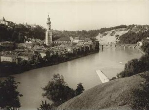 Burghausen (Oberbayern). Blick über die Salzach auf die Stadt mit der barocken katholischen Pfarrkirche St. Jakob und Burg zu Burghausen. Im Hintergrund die Alte Brücke