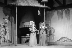 Szenenbilder aus "Aschenbrödel" mit M. Degen, N. Mank, H. Ulrich, E. Aderhold, E. Marian, H. Fröhlich, K. Schmidtchen, Theater am Schiffbauerdamm 11.12.1952