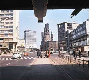 Berlin: Hardenbergstraße vom Bahnhof Zoo auf Gedächtniskirche und Europa-Center