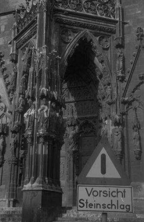 Regensburg: Vorsicht Steinschlag! am Dom