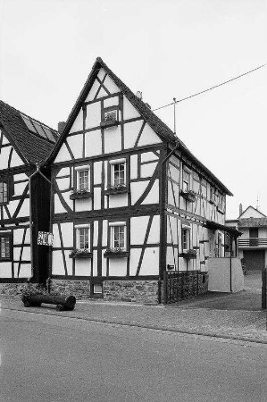 Wohnhaus; Wehrheim, Saalburgstraße 7