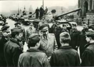 Verteidigungsminister Heinz Hoffmann mit Soldaten