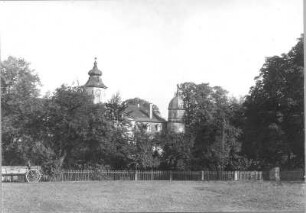 Schloß Hermsdorf bei Dresden (um 1570, Umbau M. 17. Jh. und 1729/1732; G. Bähr; 1758 Aufstockung Ecktürme; Parkanlagen um 1730 und 1764). Schauseite von einer Wiese. Fotografie (Negativabzug auf Papier) von Ursula Richter, um 1925
