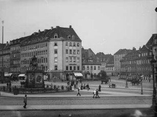 Dresden-Neustadt. Neustädter Markt mit Reiterdenkmal Augusts des Starken. Blick nach Nordost in die Kasernenstraße