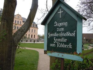 Ribbeck - Hinweisschild : Hinweisschild zum Friedhof. Aufgenommen am 17. April 2011 in Ribbeck im Havelland