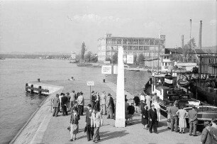 Basel: Rheinhafen, Gruppen am Dreiländereck